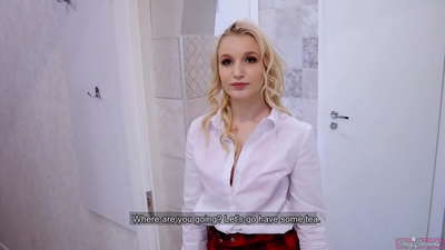 ಯುವ ಕಾಲೇಜು ಯುವತಿ ತನ್ನ ಗೆಳೆಯನೊಂದಿಗೆ ತನ್ನ ಗೆಳೆಯನಿಗೆ ಮೋಸ ಮಾಡಿದಳು | ಅವಳ ಪುಸಿ ಒಳಗೆ POV ಮತ್ತು ಕಮ್!